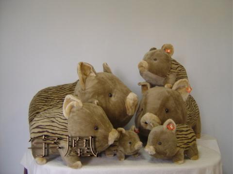 條紋豬毛絨玩具